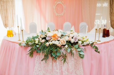 Düğün ya da başka bir yemek organizasyonu için masa hazır.