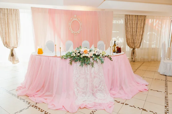 Düğün ya da başka bir yemek organizasyonu için masa hazır.