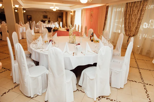 Tisch gedeckt für Hochzeit oder ein anderes Catering-Event — Stockfoto