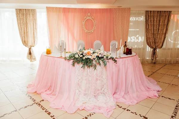 Сервированный стол для свадьбы или другое мероприятие — стоковое фото