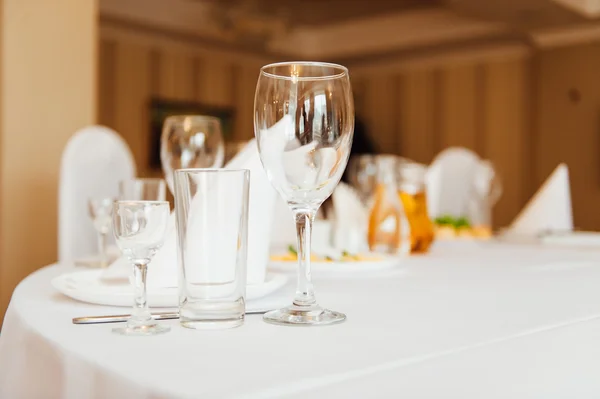 Bruiloft glazen gevuld met champagne bij banket — Stockfoto