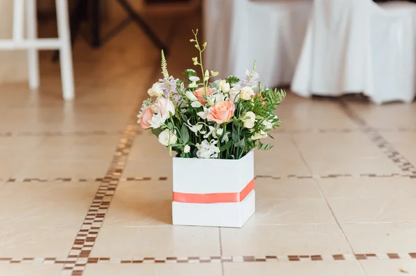 Mooi boeket van heldere bloemen in mand — Stockfoto