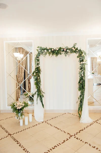 Beyaz düğün kemer kapalı çiçek ile dekore edilmiştir. — Stok fotoğraf