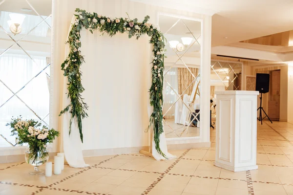 Arco de boda blanco decorado con flores de interior — Foto de Stock