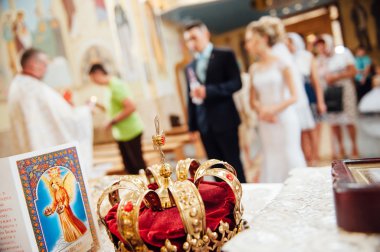 kilisede düğün için çeşitli aksesuarlar