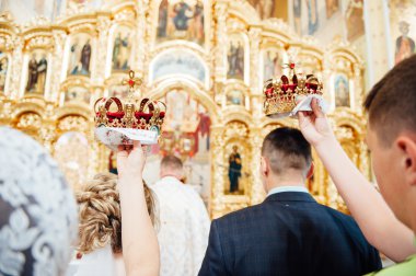 kilisede düğün için çeşitli aksesuarlar