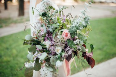 Gelinin elinde güzel buket