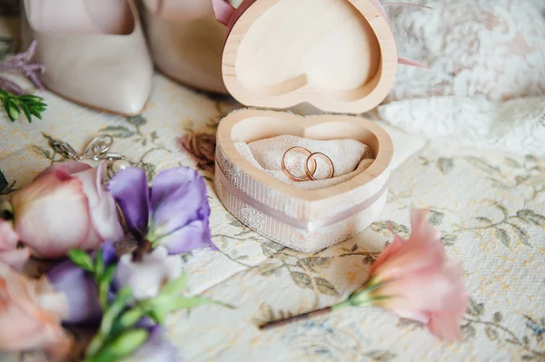 Menyasszonyi harisnyakötő és egyéb részletek — Stock Fotó