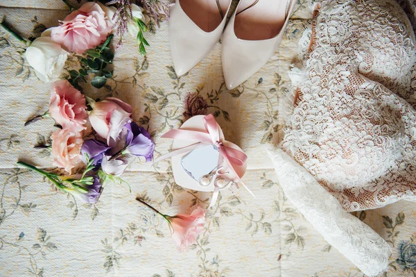Свадебная подвязка с другими деталями — стоковое фото
