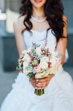 Gelinin elinde güzel buket