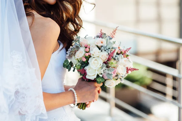 Bel mazzo in mani della sposa — Foto Stock