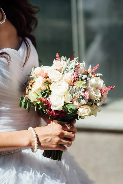 Krásná kytice v ruce nevěsty — Stock fotografie