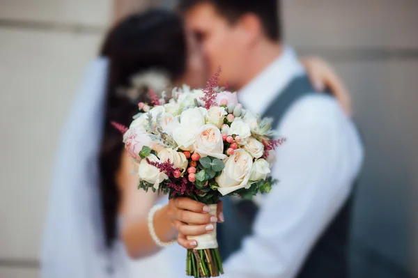 Belo buquê de casamento nas mãos do noivo — Fotografia de Stock