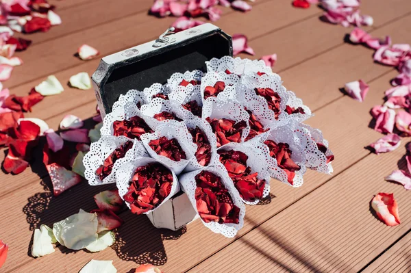 Bovenaanzicht van enveloppen met rozenblaadjes voor evenement — Stockfoto