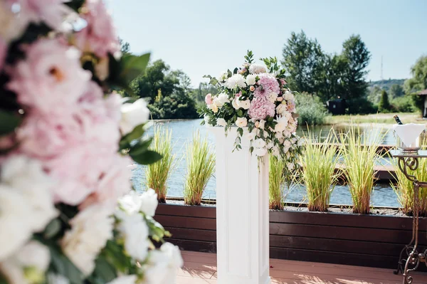 Detalhes da bela cerimônia de casamento no parque — Fotografia de Stock