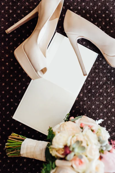 Bruids schoenen en een boeket met uitnodiging — Stockfoto