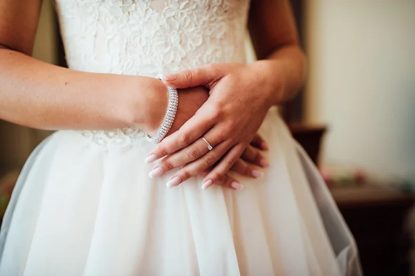 Tender belas mãos da noiva — Fotografia de Stock