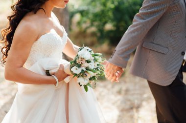 Gelin ve Damat Düğün buket tutarak birlikte