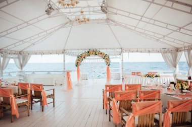 Düğün töreni dekorasyon denizde