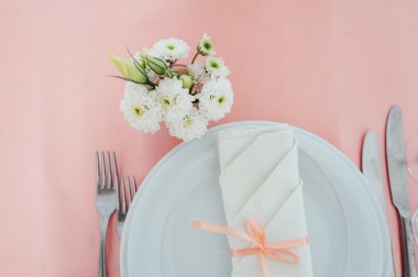 Düğün ya da başka bir yemek organizasyonu için masa hazır.