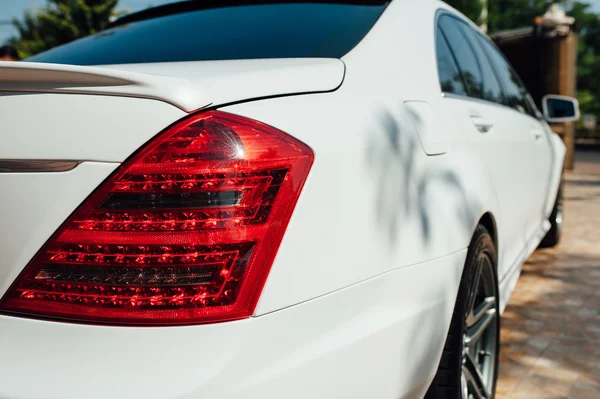 Hermoso coche blanco aparcado cerca de la casa — Foto de Stock