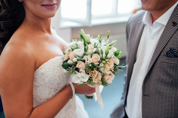 Mooi boeket in handen van de bruid — Stockfoto