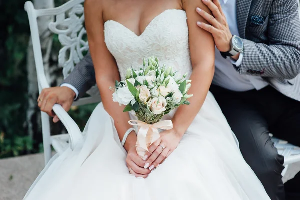 Bruid houden bruiloft boeket over ceremonie — Stockfoto