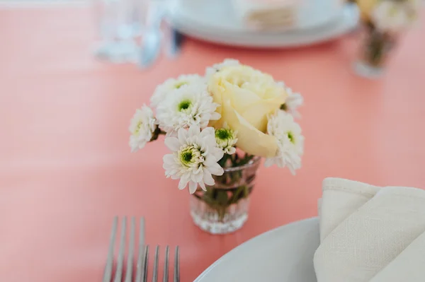 Conjunto de mesa para boda u otro evento abastecido — Foto de Stock