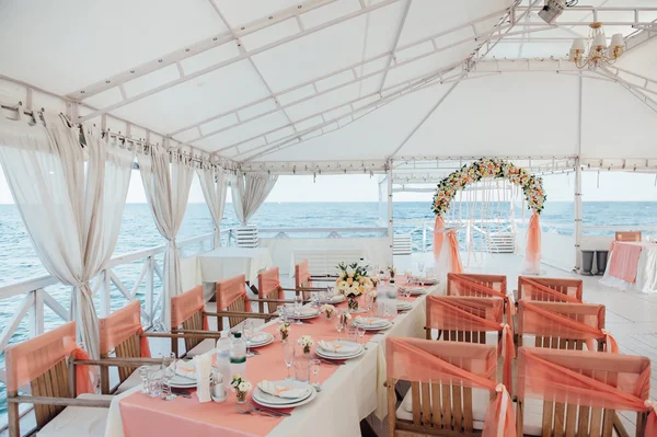 Bruiloft decoratie van de ceremonie op de zee — Stockfoto