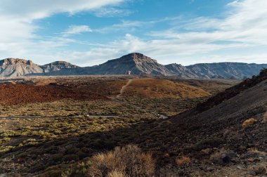 Teide Ulusal Parkı. Volkanik dağ kayaları çöl kraterinin güzel manzarası.