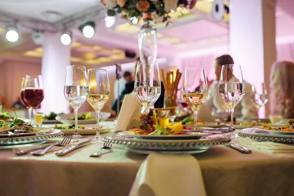 Luxurious restaurant. Luxurious interior, white tables, serving dishes and glasses for guests — Stock Photo, Image