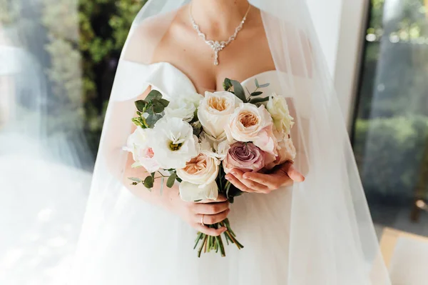 Наречена тримає білий весільний букет з троянд і любові квітка — стокове фото