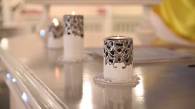 Düğün ziyafeti salonu. Restoranda dekore edilmiş masa ile ilgili detaylar..