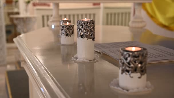 Salle de banquet de mariage détails intérieurs avec décor de table au restaurant. — Video