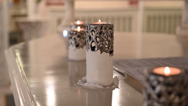 Detalles interiores de la sala de banquetes de boda con mesa decorada en el restaurante. — Vídeo de stock