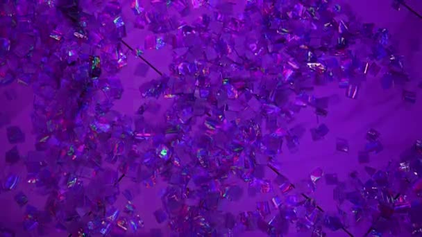 화려 한 색깔의 반 짝이 조각이 디스코 홀 바닥에 놓여 있다 — 비디오