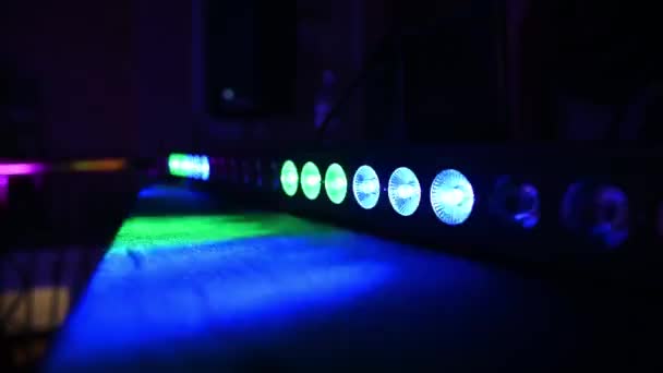 Achtergrond helder knipperende gekleurde lichten vakantie verlichting op disco attractie evenement festival. — Stockvideo