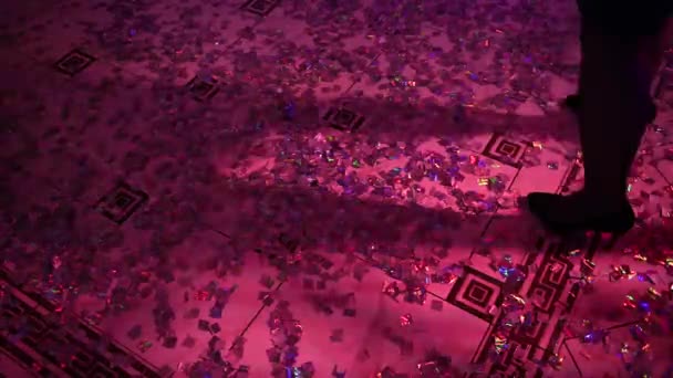 Colorido confeti de oropel se encuentra en el suelo de la sala de discoteca — Vídeos de Stock