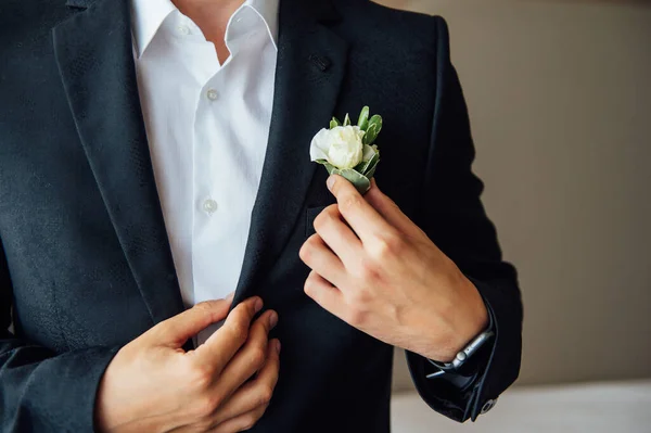 Ochtendbruidegom, Bruidegom in een jasje, De bruidegom maakt het knoopsgat recht, trouwdag — Stockfoto