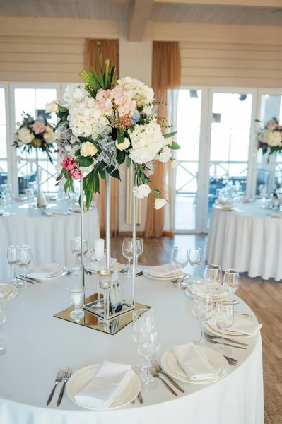 Un bellissimo vaso di fiori su un tavolo in un ristorante di lusso. Decorazioni di nozze — Foto Stock