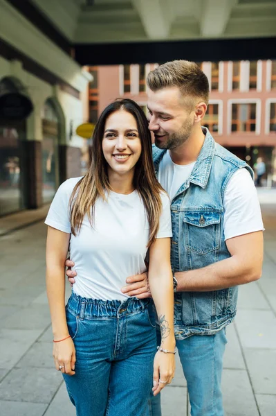 Mode utomhus romantiskt porträtt av vackra unga par i kärlek och kramar på gatan. — Stockfoto