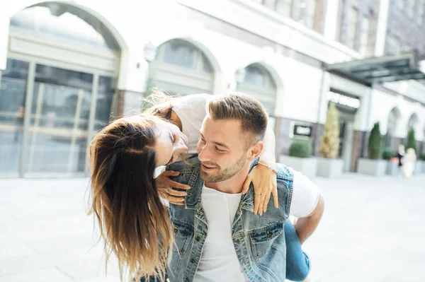 Moda al aire libre romántico retrato de hermosa pareja joven en el amor y abrazos en la calle. — Foto de Stock