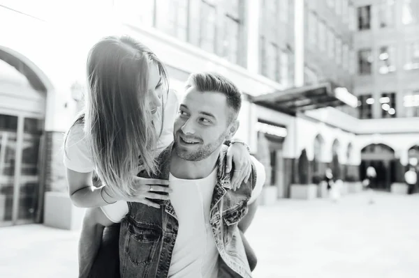 Mode extérieur romantique portrait de beau jeune couple amoureux et câlins dans la rue. — Photo