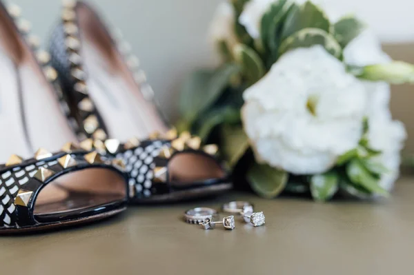 Jegygyűrűk és esküvői csokrok — Stock Fotó