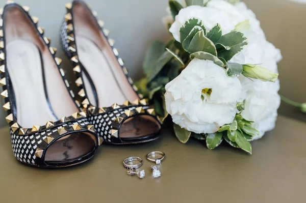 Jegygyűrűk és esküvői csokrok — Stock Fotó