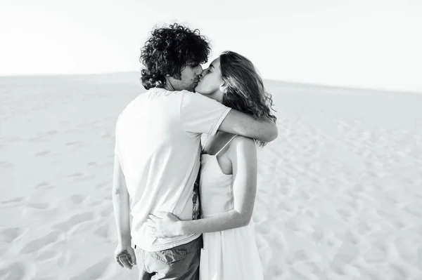 Casal de férias andando na praia juntos no amor segurando ao redor uns dos outros. — Fotografia de Stock