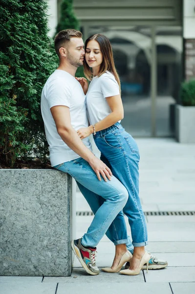 Mode utomhus romantiskt porträtt av vackra unga par i kärlek och kramar på gatan. — Stockfoto