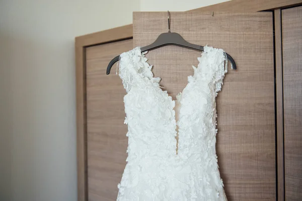 La robe de mariée de la mariée, le matin du mariage, les meilleurs moments dans la vie de chaque fille. — Photo