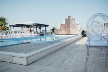 Güzel bir düğün töreninde cam sandalyeler sıraya dizilir.