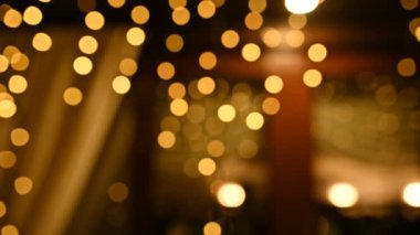 Lambalar kapanıyor. Restoran penceresinin yanında parlayan düğün çelenkleri. Vespers Düğün Töreni